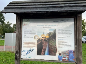 Informationsschild in Bruchhausen-Vilsen über Wasserleitung und Freizeitziel Wasserspur.