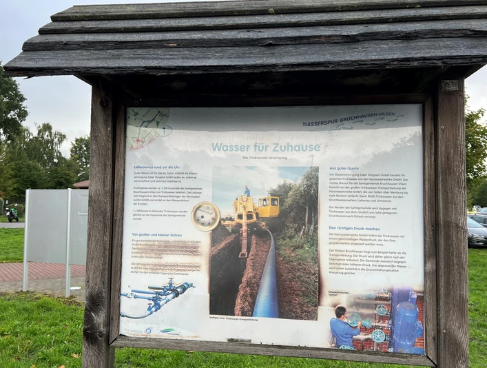 Informationsschild in Bruchhausen-Vilsen über Wasserleitung und Freizeitziel Wasserspur.