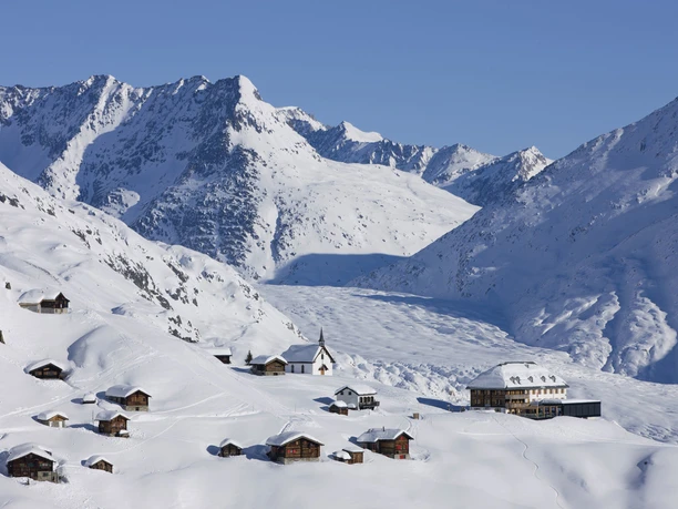 Geniessen Sie die winterlichen Walliser Alpen in der Destination Blatten-Belalp auf unvergessliche Art. Aletschbord Hotel Belalp Gletscher