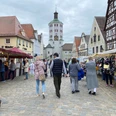Fastenmarkt in Günzburg Marktbesucher flanieren über den Kopfsteinpflasterplatz in Günzburg, umgeben von historischen Gebäuden.