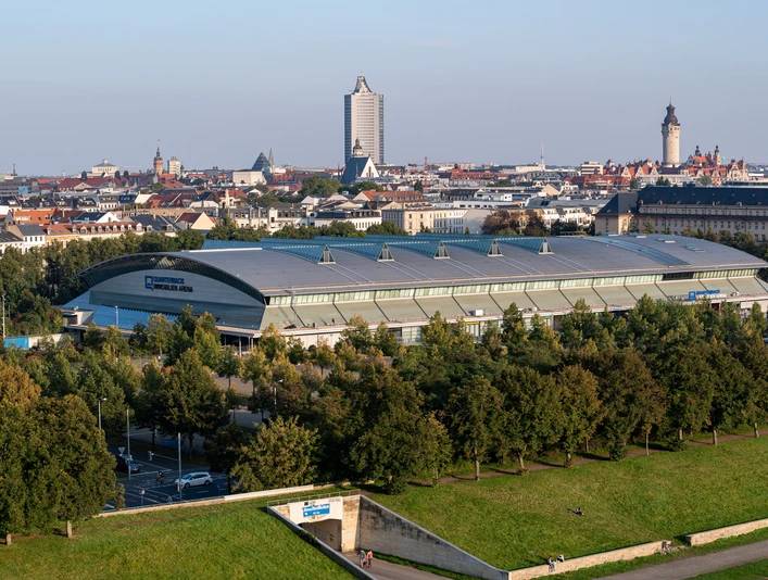 QUARTERBACK Immobilien ARENA: venue for your meeting & conference in Leipzig QUARTERBACK Immobilien ARENA: Eventlocation mit Hintergrund der Stadt für Tagung & Konferenz Leipzig ConventionQUARTERBACK Immobilien ARENA: venue for meeting & conference Leipzig convention