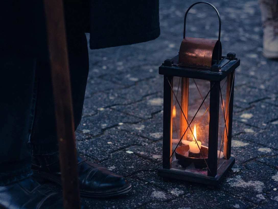 Düstere Geschichten im Schein der Laterne