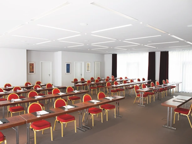 Paris meeting room at the conference hotel Victor's Residenz Hotel | Leipzig Convention Bureau Paris meeting room with parliamentary seating at the conference hotel Victor's Residenz Hotel - presented by Leipzig Convention Bureau