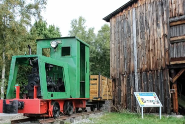 Lok vor der Torfarbeiterbaracke Locomotief voor de veenarbeidershut
