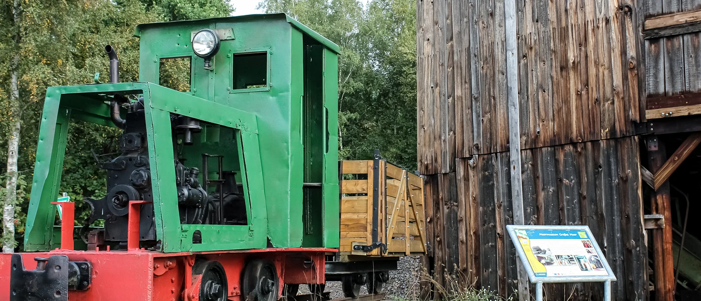 Lok vor der Torfarbeiterbaracke Locomotive in front of the peat workers' hut