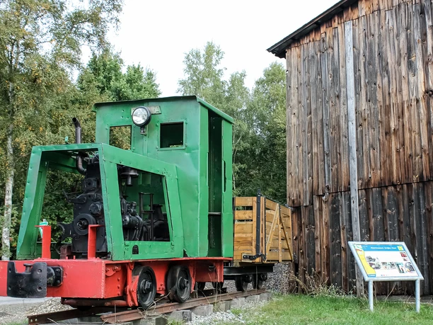 Lok vor der Torfarbeiterbaracke Lok vor der Torfarbeiterbaracke