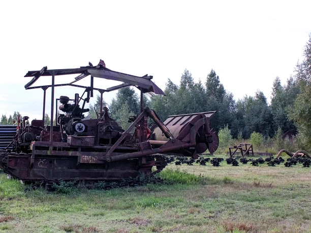 Arbeitsgerät zur Torfgewinnung im Moormuseum Neudorf-Platendorf 3.jpg Arbeitsgerät zur Torfgewinnung im Moormuseum Neudorf-Platendorf