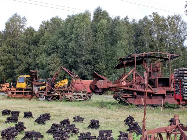 Arbeitsgerät zur Torfgewinnung im Moormuseum Neudorf-Platendorf 4.jpg Peat extraction tools in the Neudorf-Platendorf Moor Museum