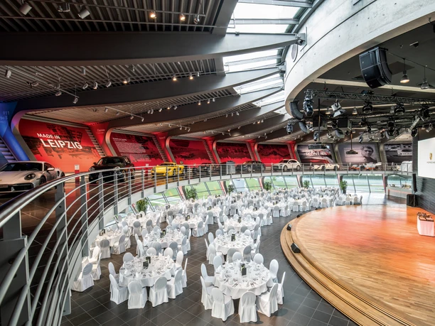 Auditorium meeting room with banquet seating at Porsche Experience Center Leipzig event venue | Leipzig Convention Bureau Auditorium meeting room with banquet seating at Porsche Experience Center Leipzig event venue – presented by Leipzig Convention Bureau
