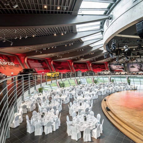 Tagungsraum Auditorium mit Bankettbestuhlung in der Eventlocation Porsche Experience Center Leipzig | Leipzig Convention Bureau Tagungsraum Auditorium mit Bankettbestuhlung in der Eventlocation Porsche Experience Center Leipzig – präsentiert vom Leipzig Convention Bureau
