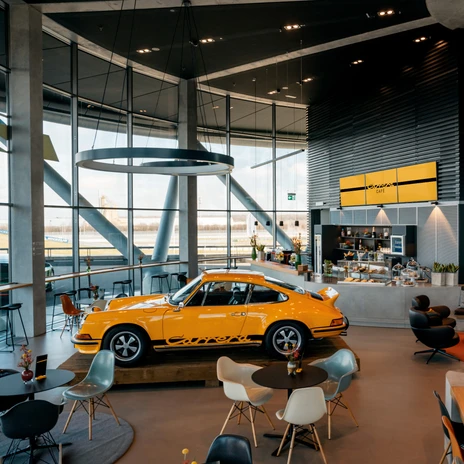 Zážitkové centrum Porsche: Místo konání akcí s kavárnou Carrera Café pro setkání a konference Leipzig Convention