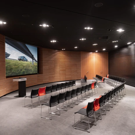 Tagungsraum Forum mit Reihenbestuhlung in der Eventlocation Porsche Experience Center Leipzig | Leipzig Convention Bureau Tagungsraum Forum mit Reihenbestuhlung in der Eventlocation Porsche Experience Center Leipzig – präsentiert vom Leipzig Convention Bureau
