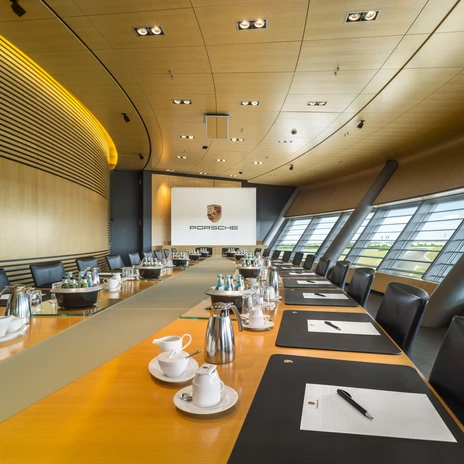 Tagungsraum Board Room in der Eventlocation Porsche Experience Center | Leipzig Convention Bureau Tagungsraum Board Room mit Blockbestuhlung in der Eventlocation Porsche Experience Center - präsentiert vom Leipzig Convention Bureau