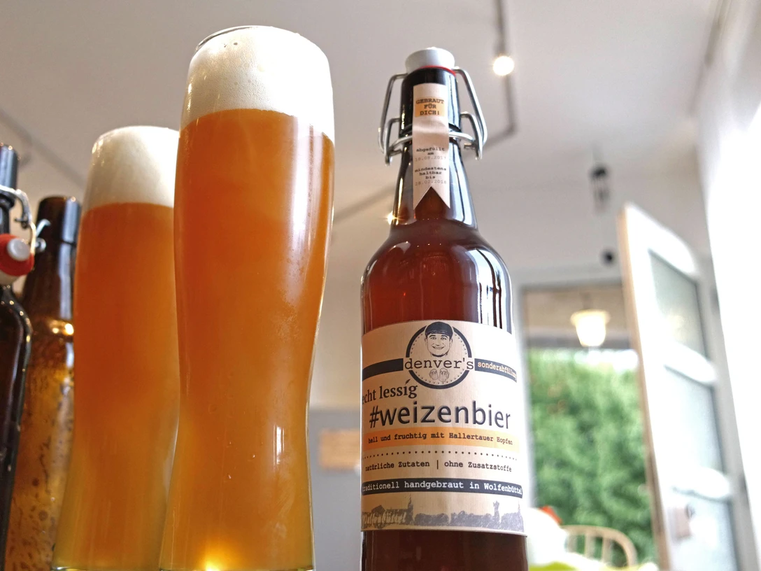 Bierbrauen.jpg denvers Weizenbier in der Flasche und volle Weizengläser