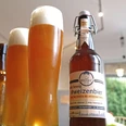 Bierbrauen.jpg denvers Weizenbier in der Flasche und volle Weizengläser