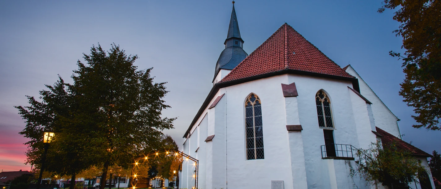 Stemwede-Levern Weihnachten Levern, Stemwede: Historische Kirche bei Sonnenaufgang, umgeben von prachtvoller Herbstlandschaft.