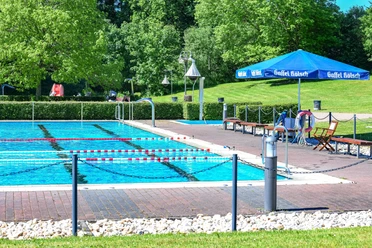 Wiese Schwimmbad