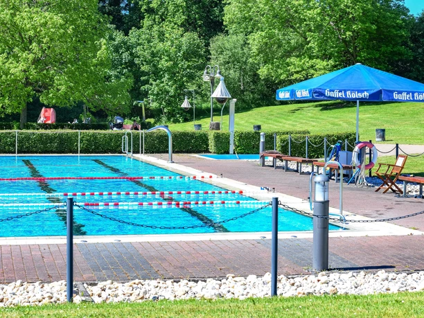 Wiese Schwimmbad