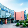 Außenansicht des Welcome Hotel Paderborn mit moderner Architektur und gepflegtem Vorplatz.