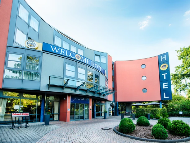 Außenansicht des Welcome Hotel Paderborn mit moderner Architektur und gepflegtem Vorplatz.