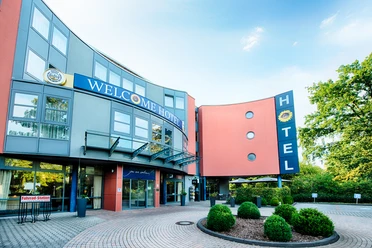Welcome Hotel Paderborn / Außenansicht Außenansicht des Welcome Hotel Paderborn mit moderner Architektur und gepflegtem Vorplatz.