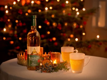 Schloss Wackerbarth zur Weihnachtszeit_7.jpg Weinflasche und zwei Tassen auf einem festlich dekorierten Tisch vor einem Weihnachtsbaum.Wine bottle and two cups on a festively decorated table in front of a Christmas tree.Láhev vína a dva poháry na svátečně vyzdobeném stole před vánočním stromkem.Butelka wina i dwa kubki na świątecznie udekorowanym stole przed choinką.Wijnfles en twee kopjes op een feestelijk versierde tafel voor een kerstboom.Bottiglia di vino e due tazze su un tavolo decorato a festa davanti a un albero di Natale.