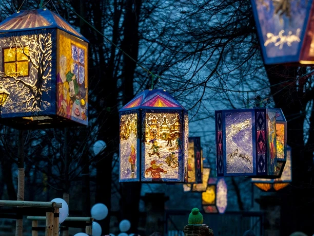 Schloss Wackerbarth zur Weihnachtszeit, Lichterfest Leuchtende Laternen mit winterlichen Motiven erhellen Schloss Wackerbarth in der Dämmerung.