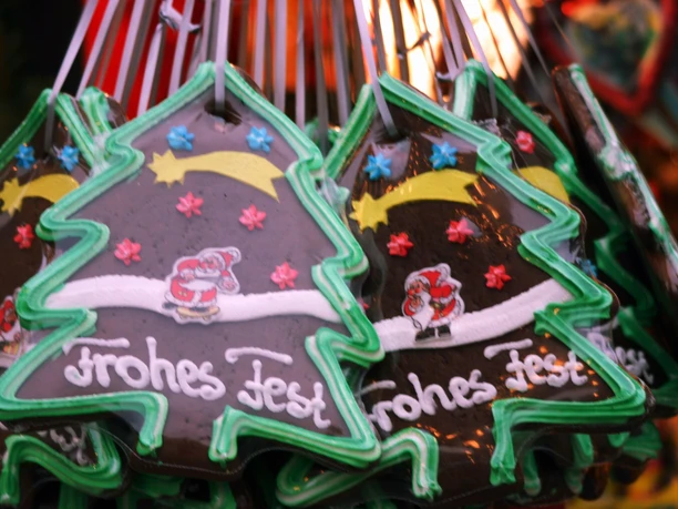 APP_Teschen_Markt_Hoyerswerda.JPG Lebkuchen in Form von Tannenbäumen mit "Frohes Fest" und Weihnachtsmotiven, verziert mit Zuckerguss.