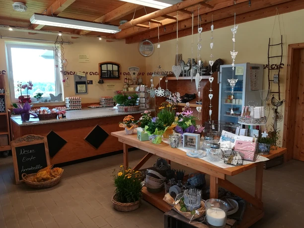 20200620_Hofladen innen.jpg