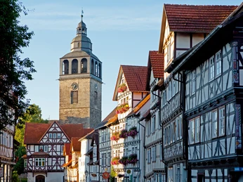 Fachwerk in der Kirchstraße mit Blick auf St. Crucis 2.jpg