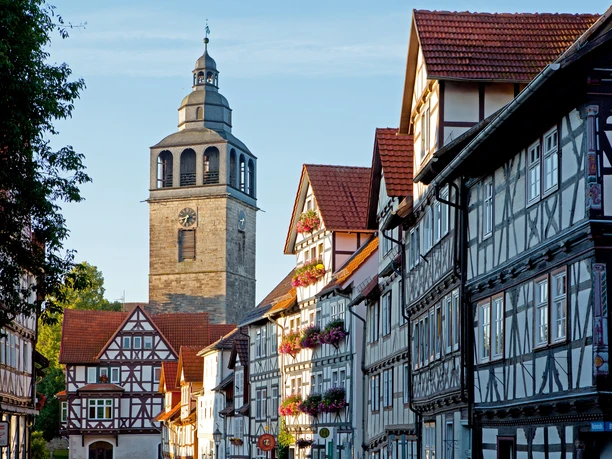 Fachwerk in der Kirchstraße mit Blick auf St. Crucis 2.jpg