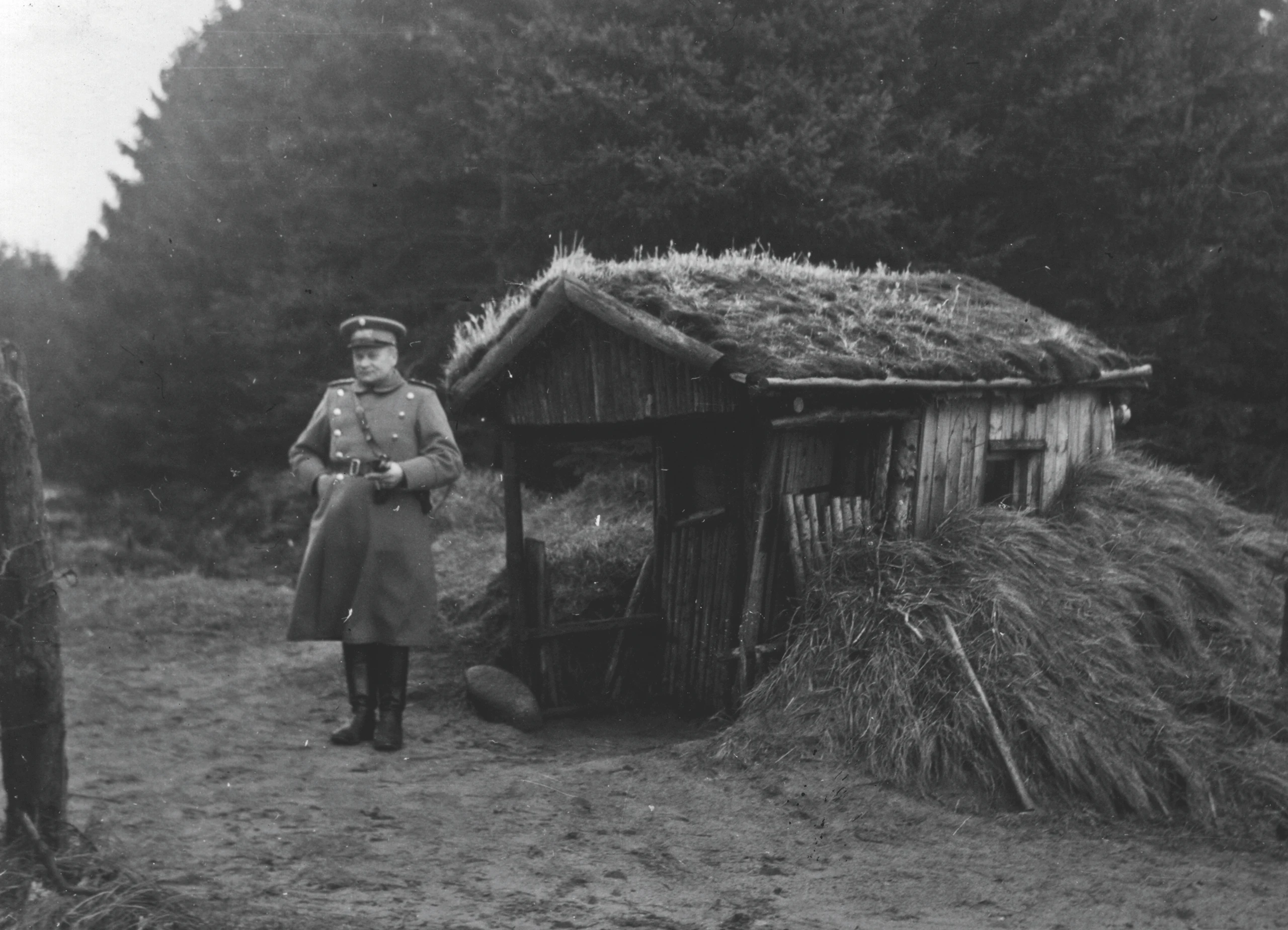 Gendarm ved læskuren.jpg