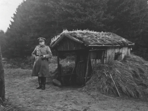 Gendarm ved læskuren.jpg