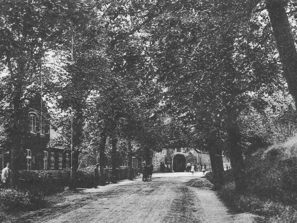 Die Hauptstraße in Süderlügum vor etwa 100 Jahren.jpg