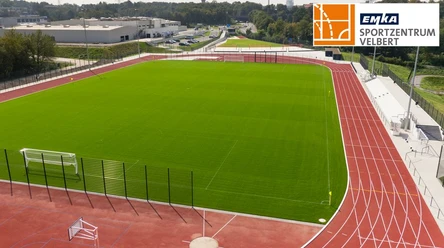 EMKA Sportzentrum Velbert Großes Sportzentrum mit weitläufigem Fußballfeld und Laufbahn, geeignet für verschiedene Sportarten.