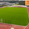 EMKA Sportzentrum Velbert Großes Sportzentrum mit weitläufigem Fußballfeld und Laufbahn, geeignet für verschiedene Sportarten.