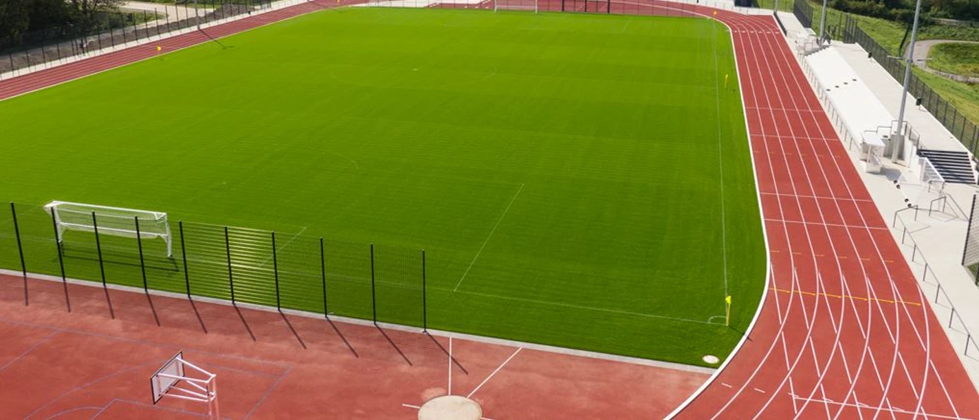 EMKA Sportzentrum Velbert Großes Sportzentrum mit weitläufigem Fußballfeld und Laufbahn, geeignet für verschiedene Sportarten.