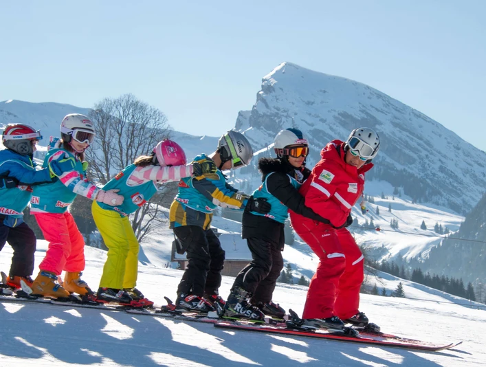 Polonaise sur skis Polonaise auf SkisPolonaise on skisPolonaise sur skis