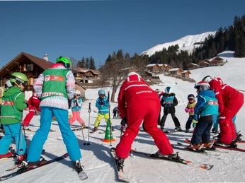 Warm up before the ski school lesson Aufwärmen vor dem SkischulunterrichtWarm up before the ski school lessonS'échauffer avant les cours de l'école de ski