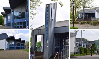 Mehrteilige Ansicht der modernen Stadthalle Beverungen mit markanter Architektur und grünem Umfeld.