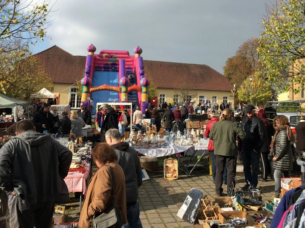 ockermarkt_riesenflohmarkt_rund_um_die_kirche.jpg