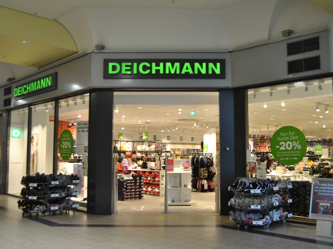 Eingang der Filiale Deichmann Schuhe im Forum Einkaufszentrum