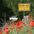 landlicher Ortseingang.JPG Ortseingangsschild von Kirchborchen, umgeben von leuchtend roten Mohnblumen und grüner Natur.