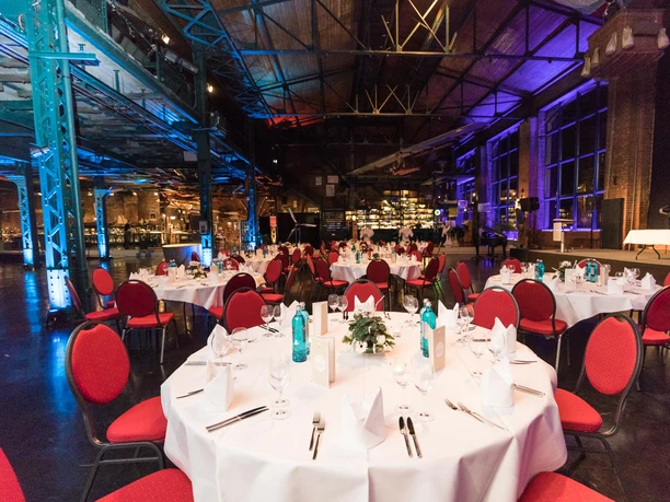 Event hall meeting room with banquet seating at the event venue Da Capo | Leipzig Convention Bureau Event hall meeting room with banquet style seating at the event venue Da Capo – presented by Leipzig Convention Bureau