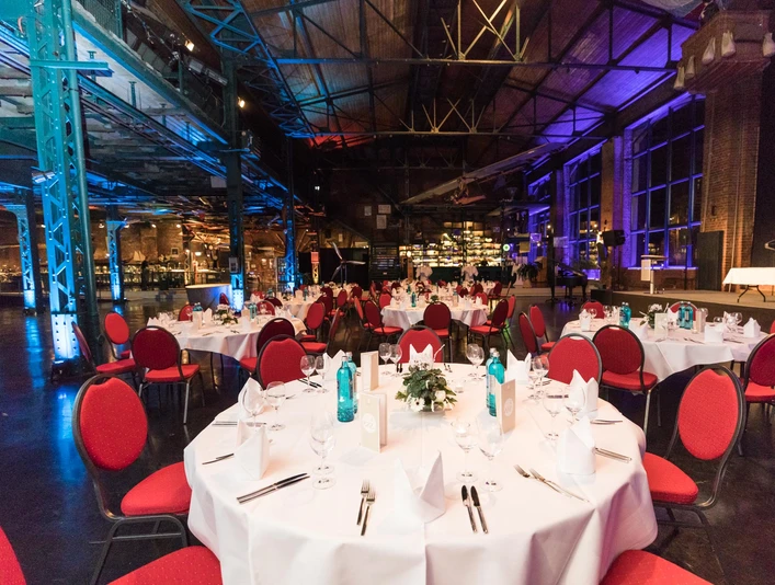 Tagungsraum Eventhalle in Bankettbestuhlung in der Eventlocation Da Capo | Leipzig Convention Bureau Tagungsraum Eventhalle in Bankettbestuhlung in der Eventlocation Da Capo – präsentiert vom Leipzig Convention Bureau Meeting room Event hall with banquet seating at the event venue Da Capo – presented by the Leipzig Convention Bureau Konferenční sál s banketovým posezením v místě konání akce Da Capo - věnováno Lipskou kongresovou kanceláří (Leipzig Convention Bureau) Sala konferencyjna z miejscami bankietowymi w Da Capo - prezentowana przez Leipzig Convention Bureau Conferentieruimte met zitgelegenheid voor banketten in de evenementenlocatie Da Capo - aangeboden door het Leipzig Convention Bureau Sala conferenze con posti a sedere per banchetti nella location per eventi Da Capo - presentata dal Convention Bureau di Lipsia