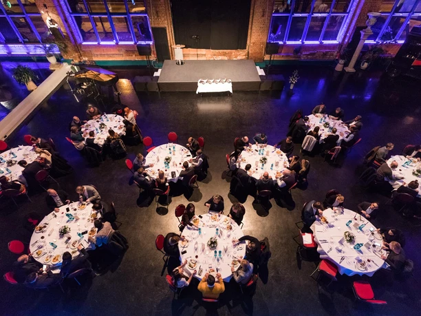 Event hall at the event venue Da Capo Leipzig | Leipzig Convention Bureau Event hall with banquet style seating at the event venue Da Capo Leipzig – presented by Leipzig Convention Bureau