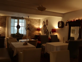 Cafe Gemütliches Café-Interieur mit festlich geschmücktem Spiegel und stilvoll gedeckten Tischen.