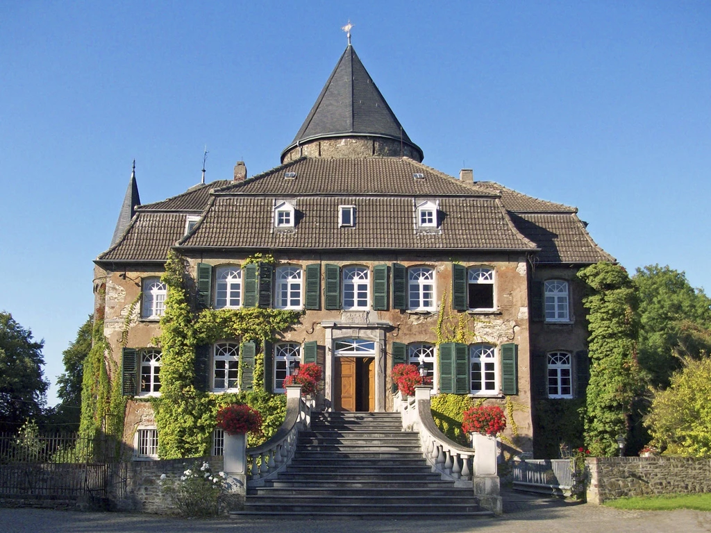 Schloss Linnep in Ratingen Schloss Linnep in Ratingen, umgeben von farbenfroher Begrünung und beeindruckenden Treppen.