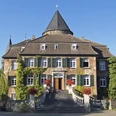 Schloss Linnep in Ratingen Schloss Linnep in Ratingen, umgeben von farbenfroher Begrünung und beeindruckenden Treppen.