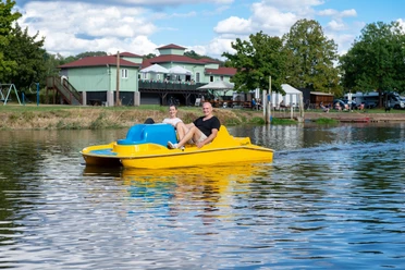 Familie Tretboot CampingplatzRof Urheber Erlebnisregion Mittleres Fuldatal kleiner